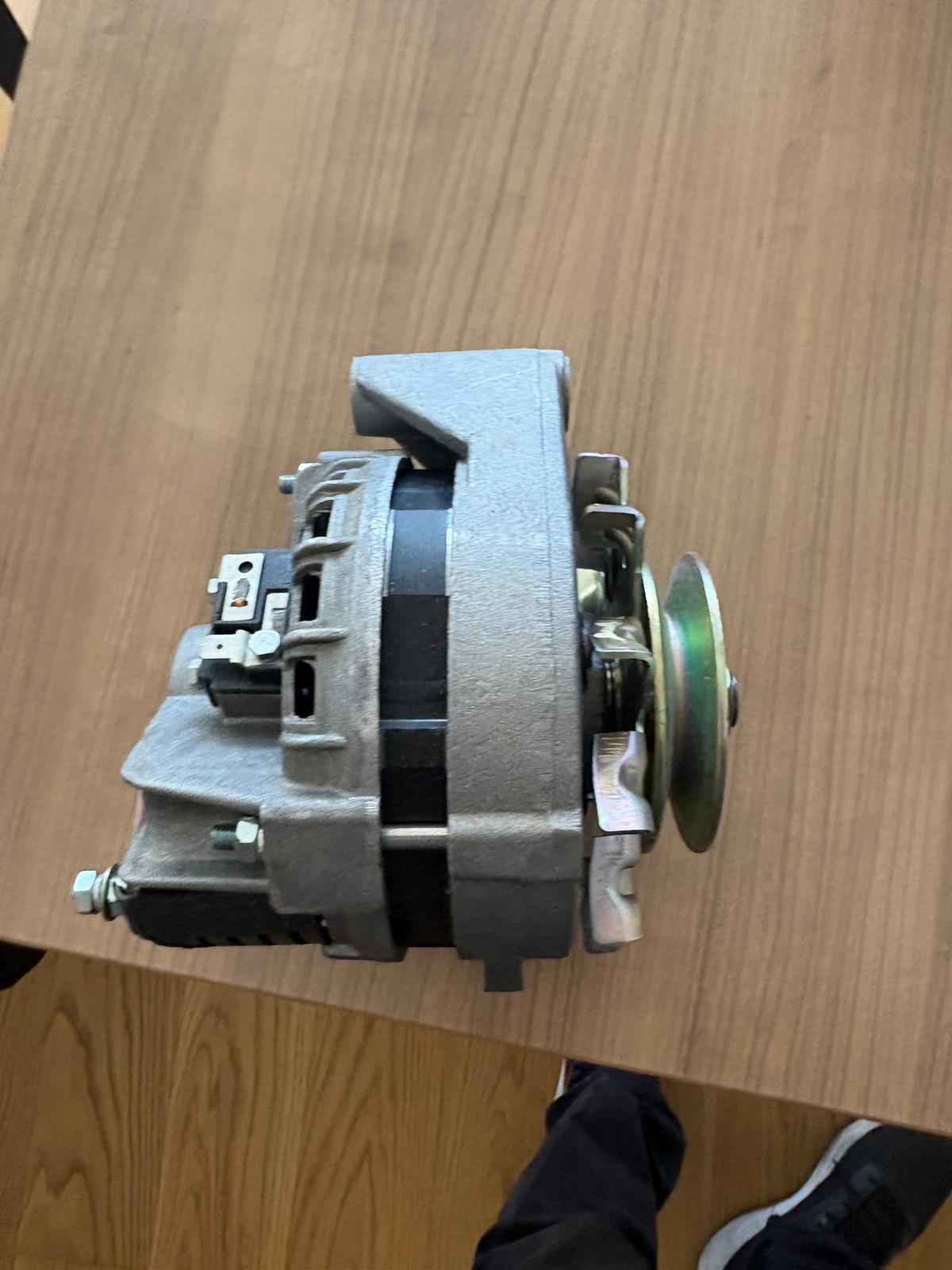 Renault 12 alternatör yan görünüm