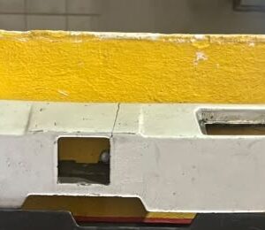 Renault 5 / Super 5 Arka Panel / Bagaj Çıtası – Beyaz / Siyah – KONTROL GEREKLİ
