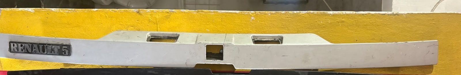 Renault 5 / Super 5 Arka Panel / Bagaj Çıtası – Beyaz / Siyah – KONTROL GEREKLİ